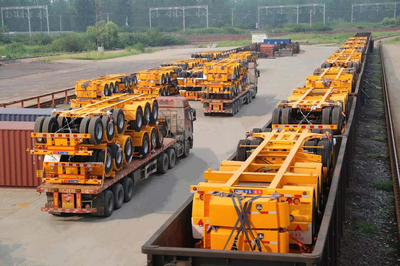 中集通華百臺數?；b箱運輸車批量交付，引領智慧物流新篇章